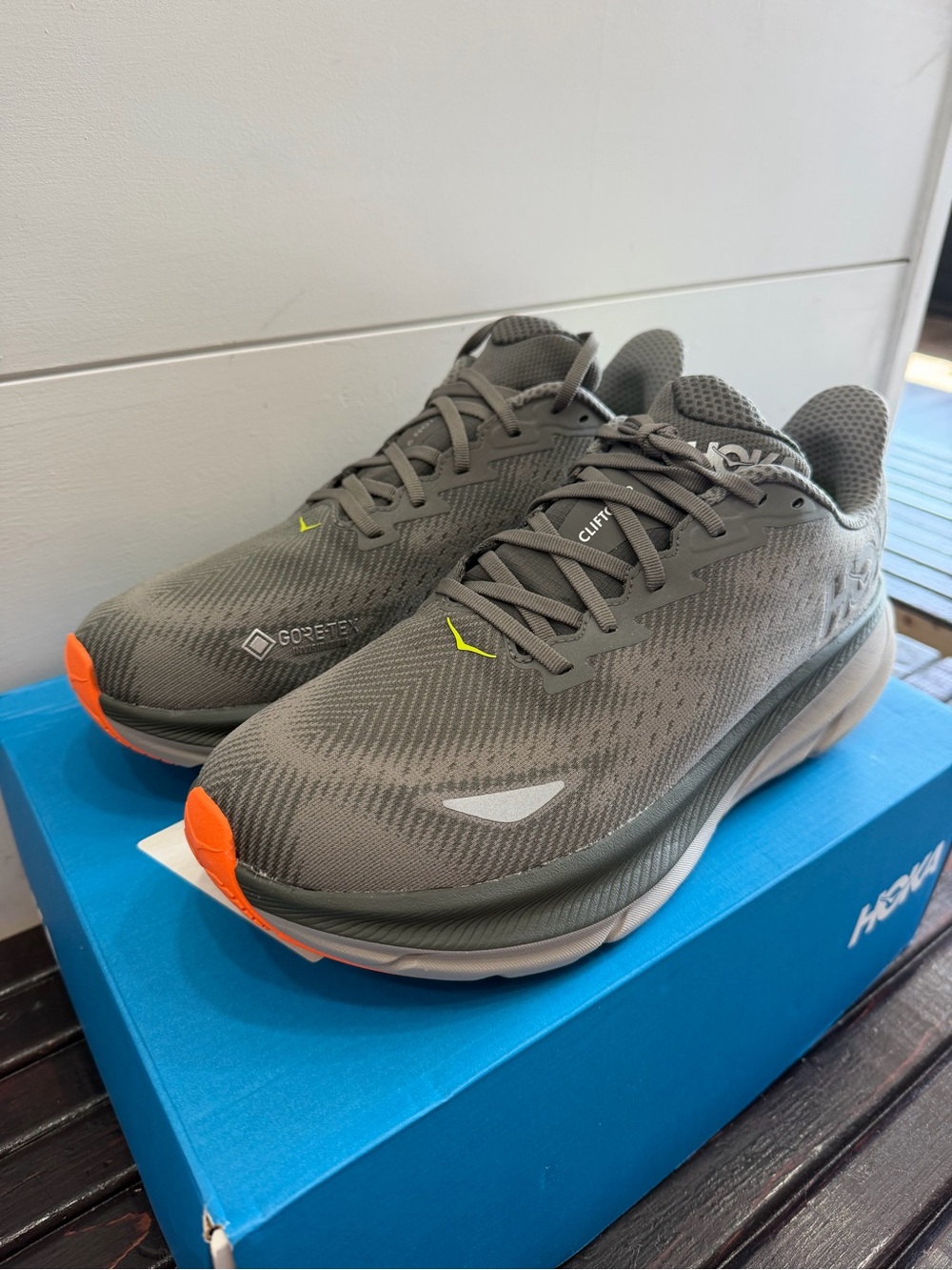 Mens Hoka Clifton 9 GTX - Picture 2 of 5